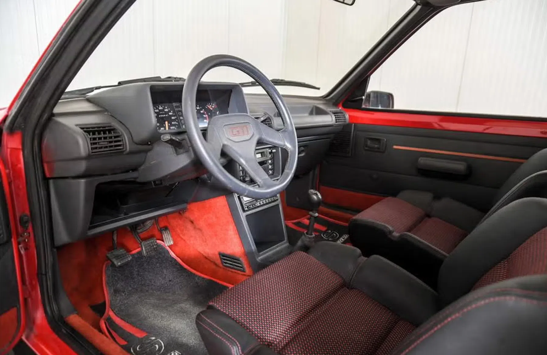 peugeot 205 GTI 1.6 rood